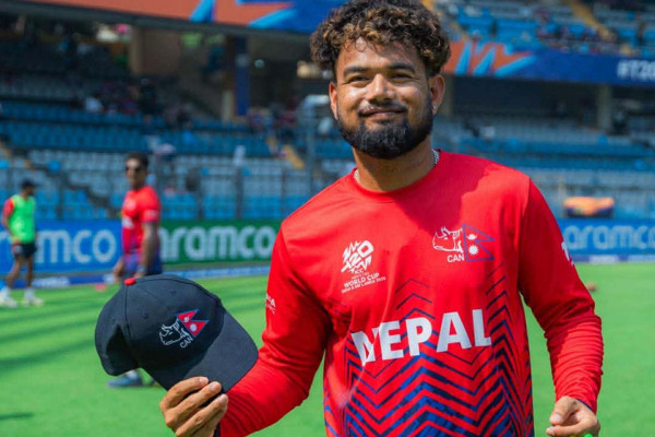 शेर मल्लले लिए डेब्यू बलमै विकेट